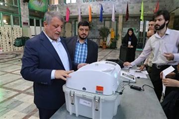 همزمان با آغاز انتخابات شورایاری ها: محسن هاشمی در کاشانک رای خود را به صندوق انداخت